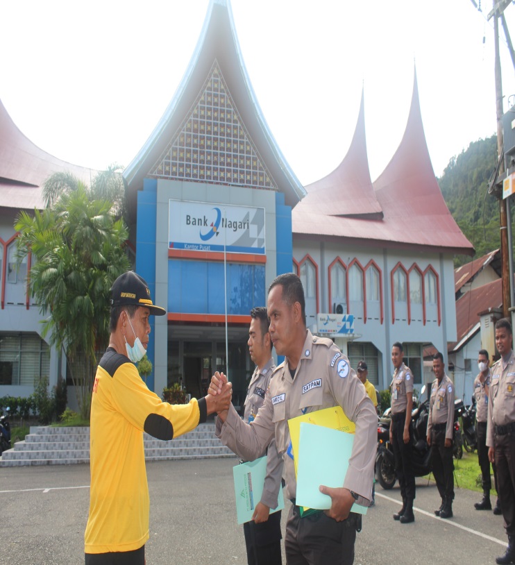 Penyerahan Penghargaan kepada Anggota Satpam Berprestasi di Jajaran Bank Nagari Sekota Padang