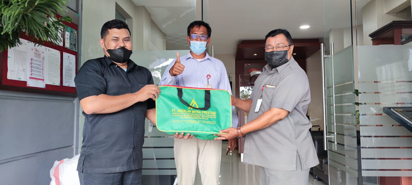 Penyerahan Perlengkapan dan Seragam di Kantor Otoritas Jasa Keuangan Prov. Sumbar